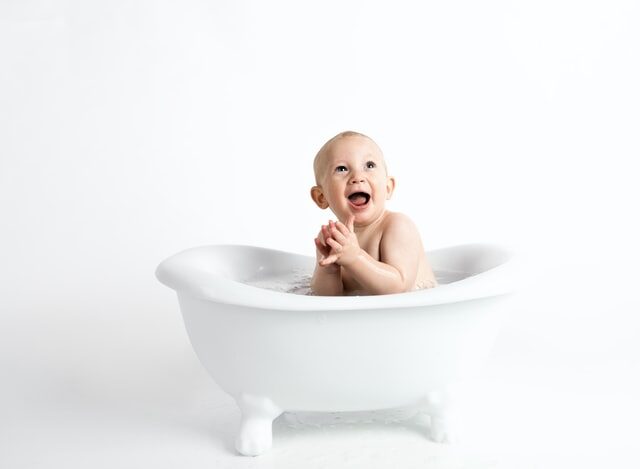 baby bath अपने बच्चों की स्किन को दे केमिकल फ्री टच